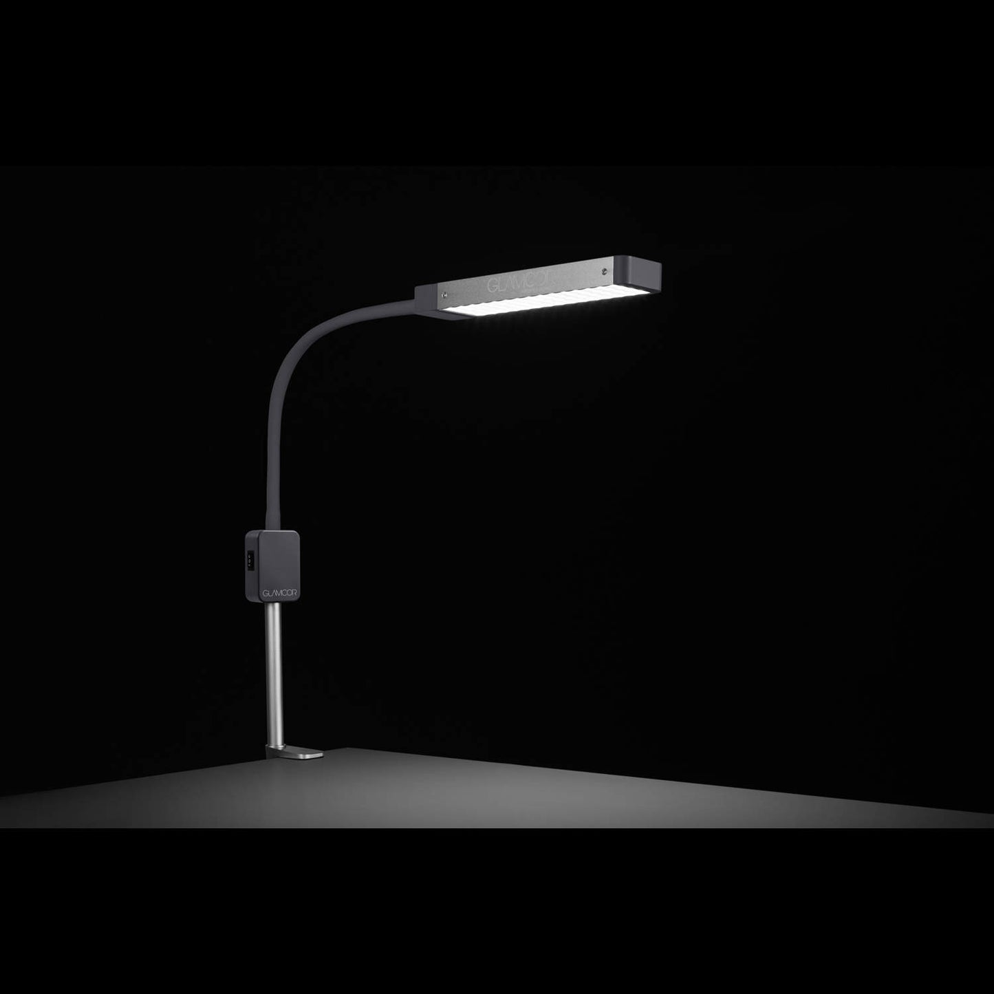 Lámpara GLAMCOR Mono, Lámpara de luz diurna de un brazo con pinza de sujeción para mesa